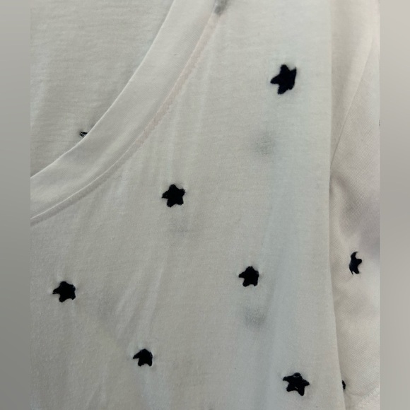 For The Republic Women’s White V-Neck T Shirt with Navy Stars Top Size 1X - Picture 3 of 7